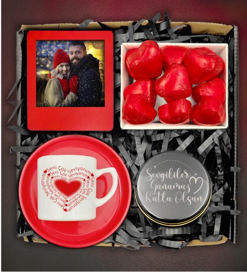 Sevgililer Günü Kişiye Özel Tasarım Kahve Fincanı&Kişiye Özel Fotoğraf Çerçevesi&Çikolata&Metal Kapaklı Kokulu Mum Hediye Seti